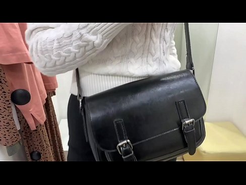 ❤️ Offentlig onani av ungtispe FeralBerry med en dildo i prøverommet Russisk porno ved no.com-milf-300.ru