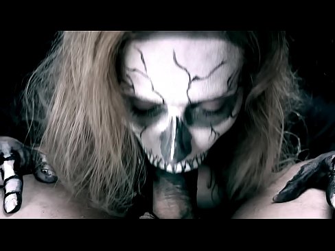 ❤️ Demon jente suger kuk med sin svarte munn og svelger cum. Russisk porno ved no.com-milf-300.ru