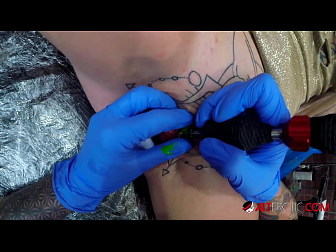 ❤️ Ekstremt tatovert hottie Sully Savage tok en tatovering på klitoris Russisk porno ved no.com-milf-300.ru