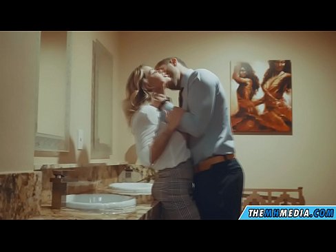 ❤️ Når en barmfagre blondine forfører deg på et offentlig toalett Russisk porno ved no.com-milf-300.ru